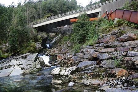 罗达尔河斯堪的纳维亚语靠近Ryfylke的令人印象深刻Svandalsfossen瀑布图片