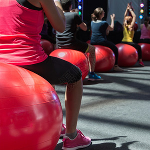 在Gym类大红球比赛中举行参加健身活动的女孩紧贴节目竞技闲暇锻炼图片