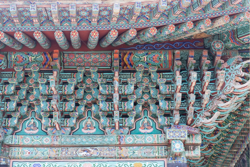 佛教徒韩国寺的多彩艺术韩国佛教寺木上绘画的多彩艺术修道院外部的图片