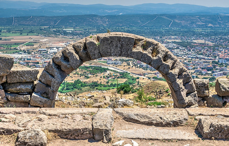 古老结石土耳其希腊城市佩格蒙Pergamon的废墟在土耳其普格蒙古城阳光明媚的夏日历史图片