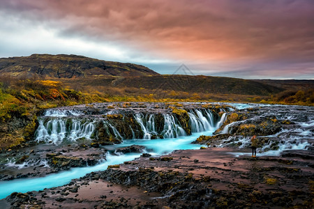 令人惊叹的旅游日落与独特的瀑布冰岛鲁尔福斯荒野图片