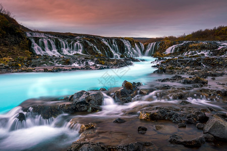 景观水华丽的日落与独特瀑布冰岛鲁尔福斯图片