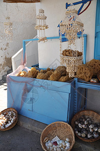 美丽海滨希腊卡林诺斯岛典型的纪念品店有希腊卡林诺斯岛海绵和贝壳手工制作的图片