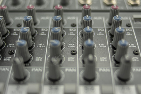 蔚蓝罗霍旋钮平分区和跨段音频混合表有不同频道和音指标的组合表口针图片
