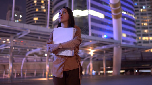 美丽的年轻女士在夜市街道上行走身处城市深夜晚女孩人们图片