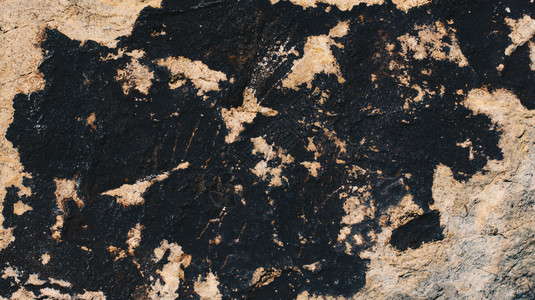 抽象的垃圾摇滚自然岩石或表面作为背景纹理黑暗的图片