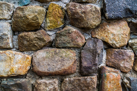 自然花岗岩不同大小和颜色的石头结构由采和水泥制成的墙现代花园建筑模式图片