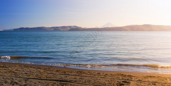 颜色美丽的冷静卡姆恰特维柳欣斯基火山位于阿瓦查湾的背景图片