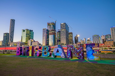 现代的澳大利亚布里斯班2019年5月21日布里斯班在澳大利亚黄昏时分在南岸举行G20文化庆祝活动建筑物天际线背景图片