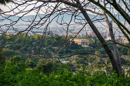 爬坡道建筑学历史的雅典希腊城市风景和赫菲斯大寺在树枝后面的远处图片