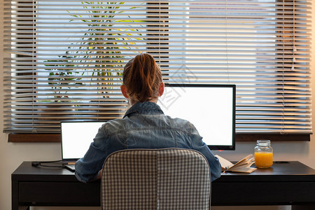 在黄昏白屏计算机上工作的妇女在复印空间的白色屏幕上工作木制的联系在线图片