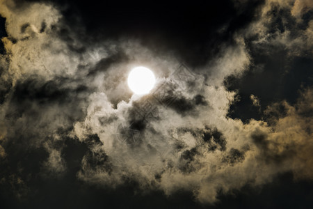 喜怒无常白色的闪亮灰和白有云的天空带来巨大的天气效应图片