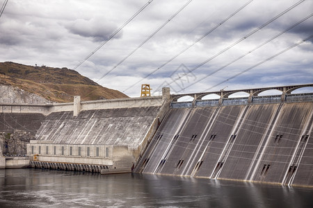 溢洪道团结的颜色大库莱坝是华盛顿州哥伦比亚河上一个重力水坝是美国最大的发电设施193年至42建造了两座发电厂最初建于193年至4图片