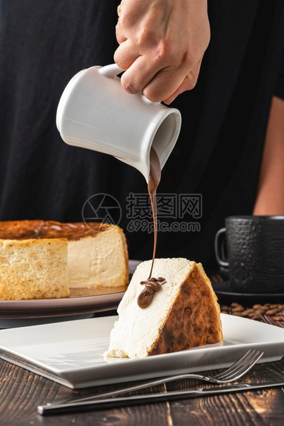 自制切碎的桑塞巴斯蒂安芝士蛋糕和木制桌上的咖啡烧焦美食图片