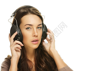 华丽的年轻黑发女人听音乐年轻的黑发女人在白色背景上听音乐眼睛旋律图片