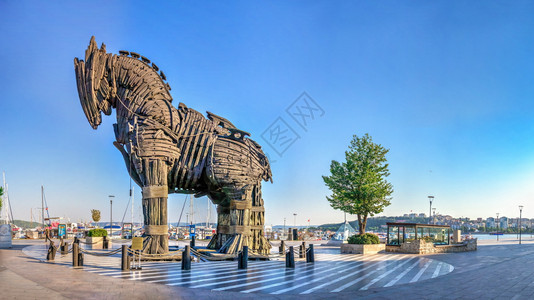 海土耳其卡纳莱Canakkale072319土耳其卡纳莱特洛伊木马雕像夏季早晨在土耳其卡纳莱特洛伊木马旅游水图片