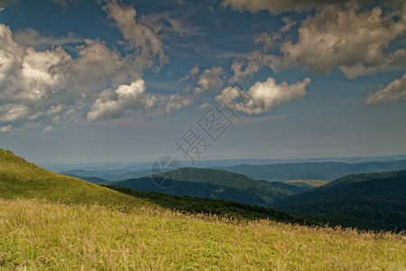 别扎迪高的波兰夏季Bieszczady山峰宽广对遥远的山峰看得模糊卧式图片