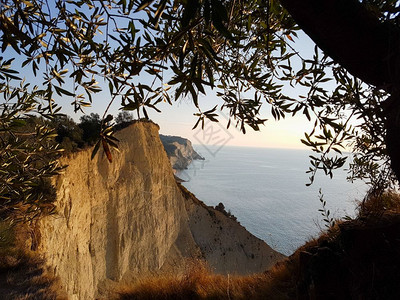 海边的悬崖风景图片