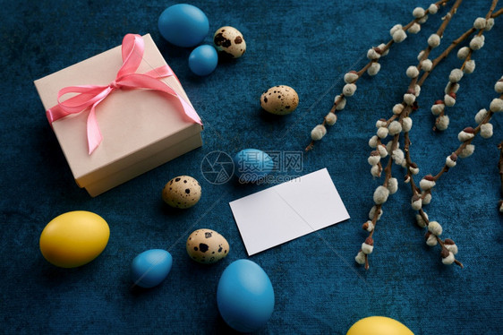 逾越节oopicapi盒子柳树枝复活鸡蛋和蓝布背景的礼品盒春树开花和食谱品庆祝节日的新花卉装饰活动符号柳树枝东方鸡蛋和礼品盒图片