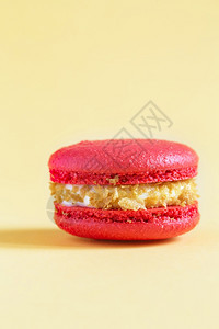 红色的传统小吃红蛋糕麦面饼或黄底杏仁干的马卡龙法国红面包饼彩色背景的法国马卡松蛋糕图片