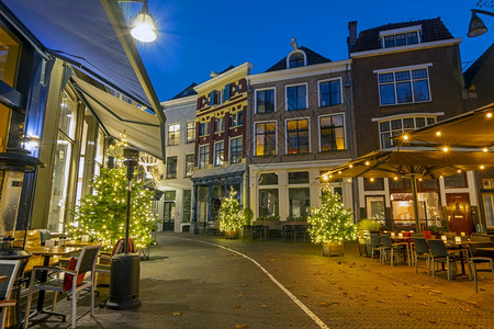 市中心的日落时在荷兰的圣诞节时间从Deventer镇旅行屋图片