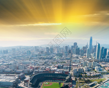 桑新的旧金山天空线中景象在美丽的阳光明媚夏日照着旧金山天空线的中景象上蓝色的图片