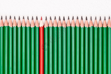 许多绿色铅笔中的红色铅笔图片