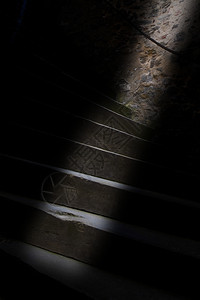 圆圈不祥的旧黑暗楼梯上光线条阴影图片