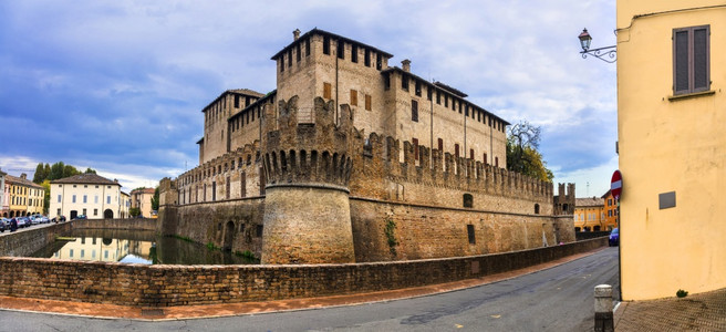 意大利城堡罗卡圣维塔莱德丰内拉托旅游城市的图片
