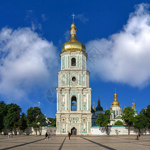 走乌克兰基辅0712乌克兰基辅圣索菲亚广场上的圣索菲亚大教堂在阳光明媚的夏日早晨乌克兰基辅圣索菲亚广场上的圣索菲亚大教堂建造图片
