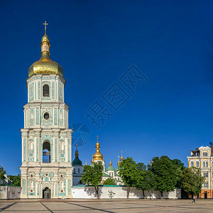 塔乌克兰基辅0712乌克兰基辅圣索菲亚广场上的圣索菲亚大教堂在阳光明媚的夏日早晨乌克兰基辅圣索菲亚广场上的圣索菲亚大教堂东方城市图片