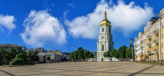 乌克兰基辅0712乌克兰基辅圣索菲亚广场上的圣索菲亚大教堂在阳光明媚的夏日早晨乌克兰基辅圣索菲亚广场上的圣索菲亚大教堂东方雕像宗图片