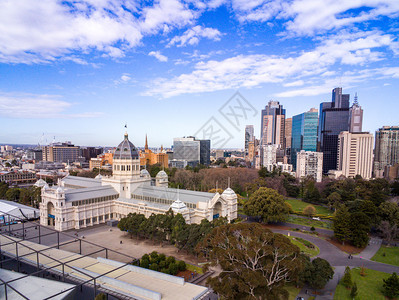 公园七月澳大利亚墨尔本2018年7月2日皇家展览馆和墨尔本城市天际线澳大利亚皇家展览馆和墨尔本城市天际线的鸟瞰图历史图片