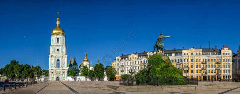 雕像乌克兰基辅0712乌克兰基辅圣索菲亚广场在乌克兰基辅圣索菲亚广场一个阳光明媚的夏日清晨正面历史的图片