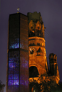 选帝侯大街塔德国柏林Breitscheidplatz的KaiserWilhelm纪念教堂和平与解的反战纪念碑图片