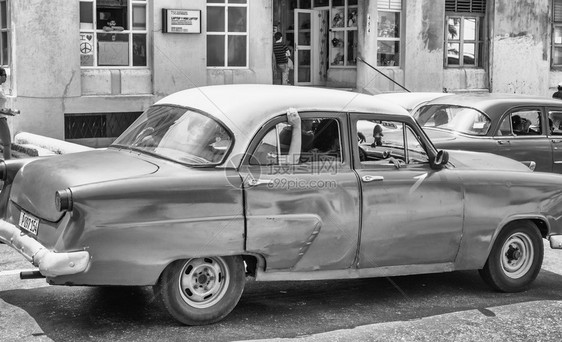 复古的汽车用过巴哈瓦那2016年4月5日在城市街道上的彩色旧车古巴哈瓦那2016几乎所有使用的车辆都是古巴二手车图片