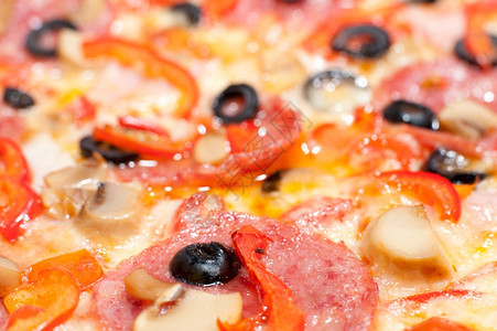 戒指烘烤可口披萨配皮松罗尼冠军和橄榄宏观图片