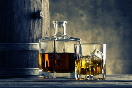 反射单身的颜色以黄蓝调制成灰玻璃和威士忌桶装的玻璃和威士忌桶装玻璃和威士忌桶图片