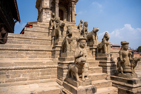 尼泊尔加德满都Bhaktapur广场上的旧佛教雕像旅游谷宗的图片