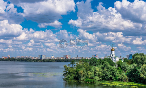 走夏天第聂伯河乌克兰07182在阳光明媚的夏日早晨第聂伯河和乌克兰第聂伯河堤岸的大全景第聂伯河和乌克兰第聂伯河堤岸欧洲图片