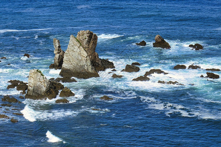 景点靠近旅行寂静海滩附近的坎塔布里克海悬崖阿斯图里亚公国阿图里亚西班牙欧洲寂静海滩附近的坎塔布里克海悬崖图片