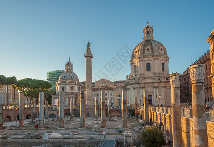 蓝色的Trajanrsqopos论坛和圣玛丽亚迪洛雷托教堂背景意大利罗马寺庙特拉哈诺图片