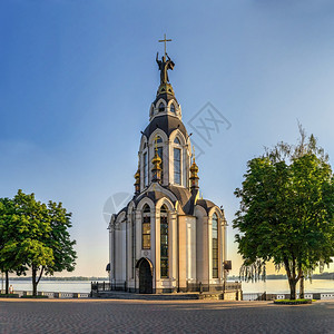 花床乌克兰第聂伯罗07182教堂以纪念第聂伯罗堤岸上的施洗者圣约翰大教堂在阳光明媚的夏日早晨乌克兰第聂伯罗堤岸上的教堂公园晴天图片