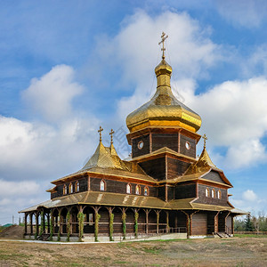 天空乌克兰奥德萨地区Sergeevka度假胜地Radonezh的StSergiusWooden教堂乌克兰Sergeevka度假胜图片