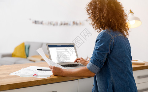商业办公室使用笔记本电脑的中年妇女有创造力的企业家图片
