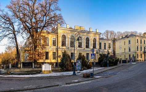 KamianetsPodilskyi乌克兰0172在阳光明媚的冬日早晨在KamianetsPodilskyi老城区街上的历史建筑图片