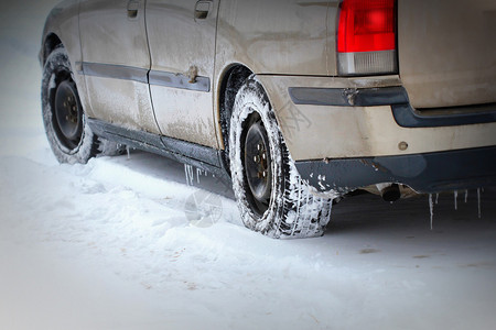 太阳运输冬季汽车轮胎在被雪覆盖的道路上特写镜头冬季汽车轮胎在被雪覆盖的道路上特写镜头户外图片