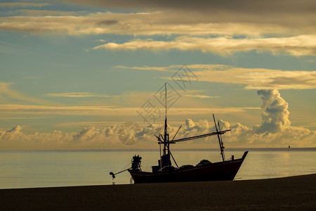早晨海滩和云空上美丽的日出渔船休月轮以及乌云的天空晚上钓鱼热带图片