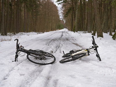 小路雪下两辆自行车雪融骑自行车春初赛运动旅行图片