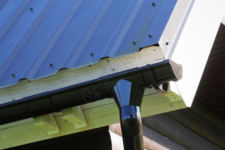 防水的雨槽管道系统安装屋面施工雨水槽系统和屋顶防雪保护家庭排水槽